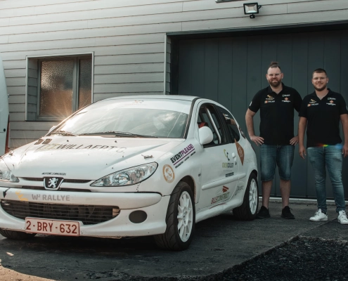 Valentin et Clément Willaert - W² Rallye Photo des frères Willaert à côté de leur première voiture de rallye : une peugeot 206.
